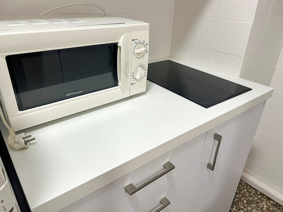 Studio | Private kitchen | Fridge, microwave, stovetop, cookware/dishes/utensils