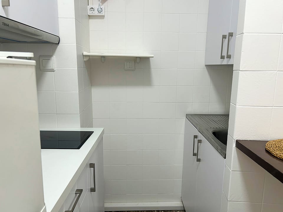 Studio | Private kitchen | Fridge, microwave, stovetop, cookware/dishes/utensils