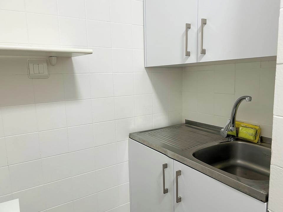 Studio | Private kitchen | Fridge, microwave, stovetop, cookware/dishes/utensils