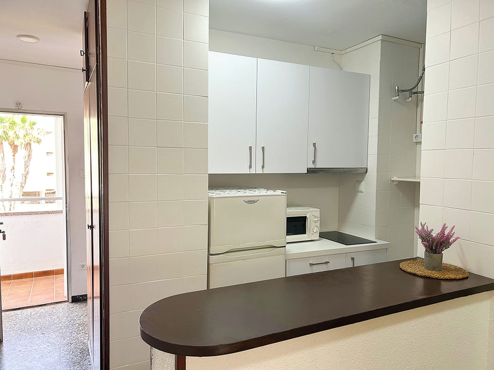 Studio | Private kitchen | Fridge, microwave, stovetop, cookware/dishes/utensils