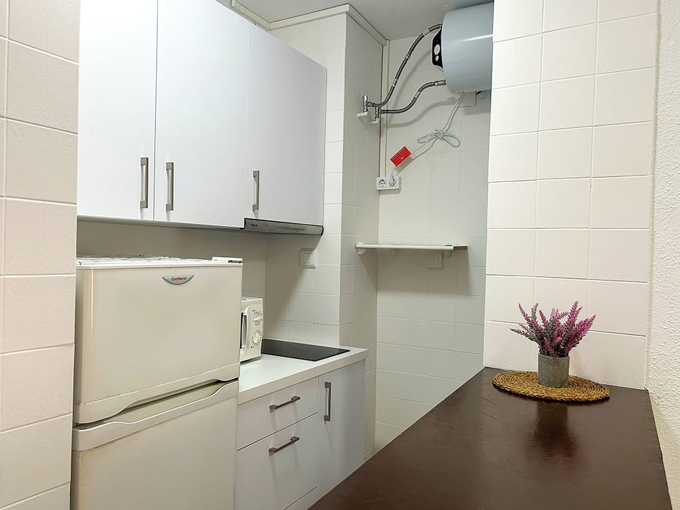 Studio | Private kitchen | Fridge, microwave, stovetop, cookware/dishes/utensils