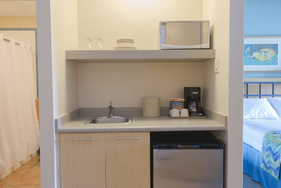 Studio Suite, 2 Double Beds | Private kitchenette | Microwave, coffee/tea maker