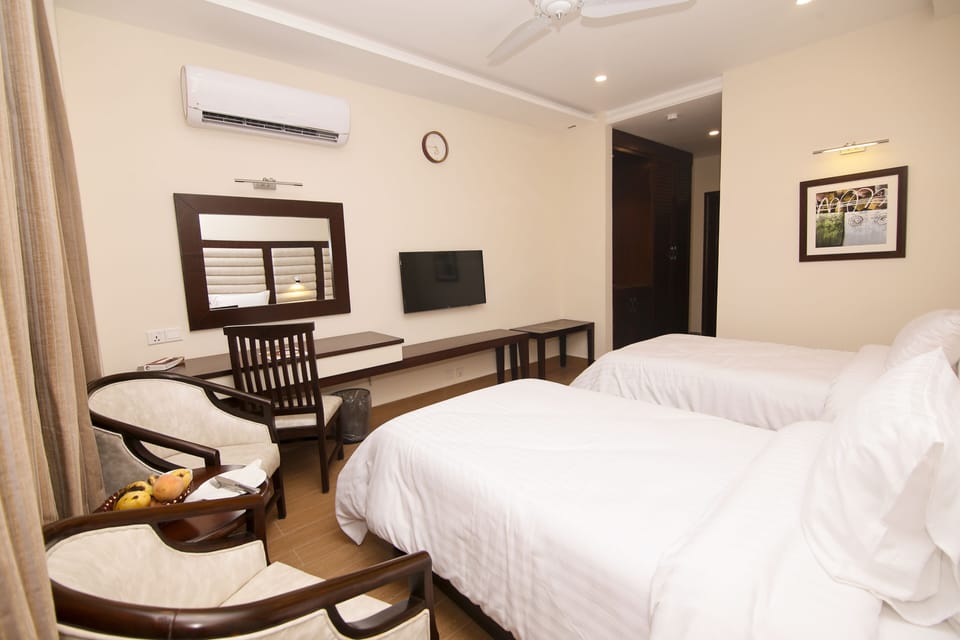 Deluxe Twin Room | Minibar, in-room safe, desk, blackout drapes