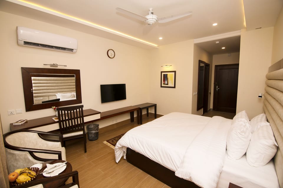 Deluxe Room | Minibar, in-room safe, desk, blackout drapes