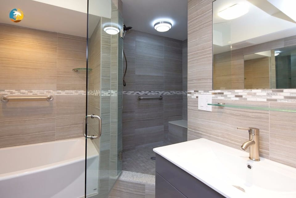 Comfort Apartment, 3 Bedrooms (519) | Bathroom | Separate tub and shower, free toiletries, towels