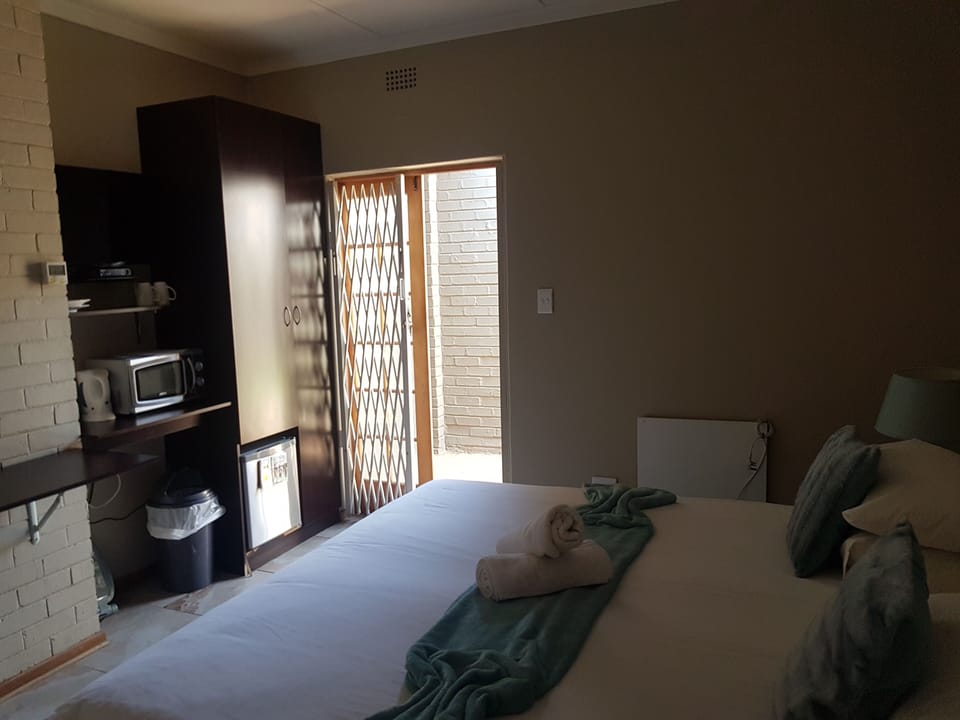 Room | Desk, WiFi (free), bed sheets