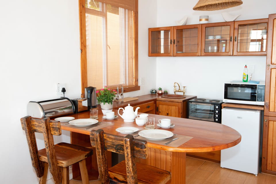 Apartment (Orca) | Private kitchen | Microwave, stovetop, electric kettle, cookware/dishes/utensils