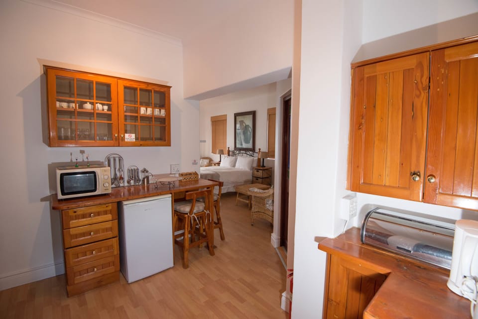 Apartment, 2 Bedrooms (Dolphin) | Private kitchenette | Microwave, stovetop, electric kettle, cookware/dishes/utensils