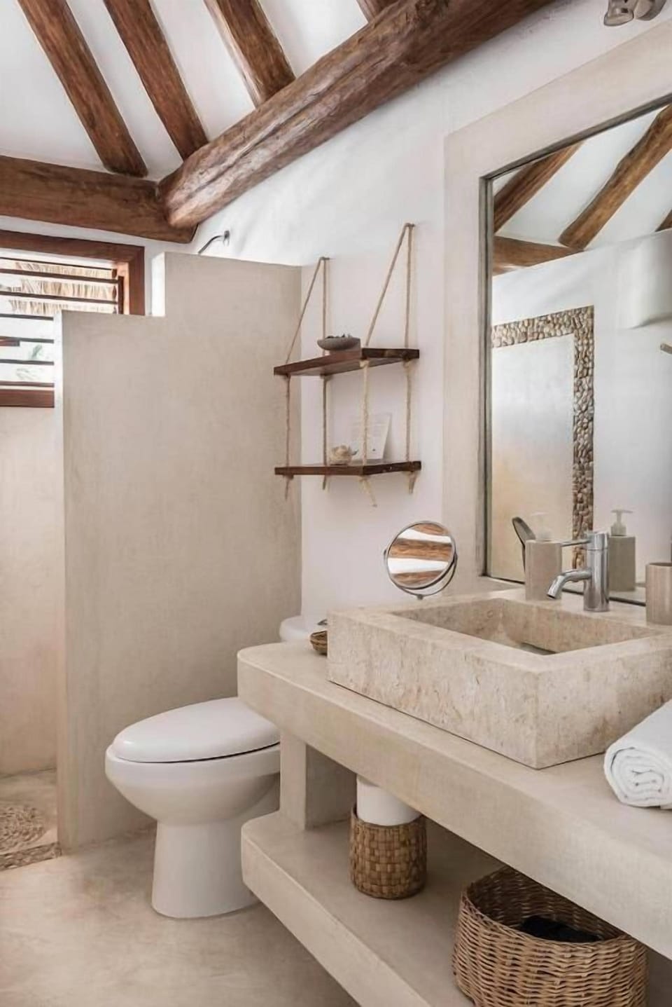 Junior Suite | Bathroom | Shower, free toiletries, hair dryer, towels