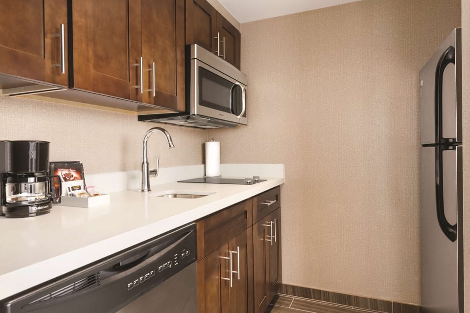 Full-size fridge, microwave, stovetop, dishwasher