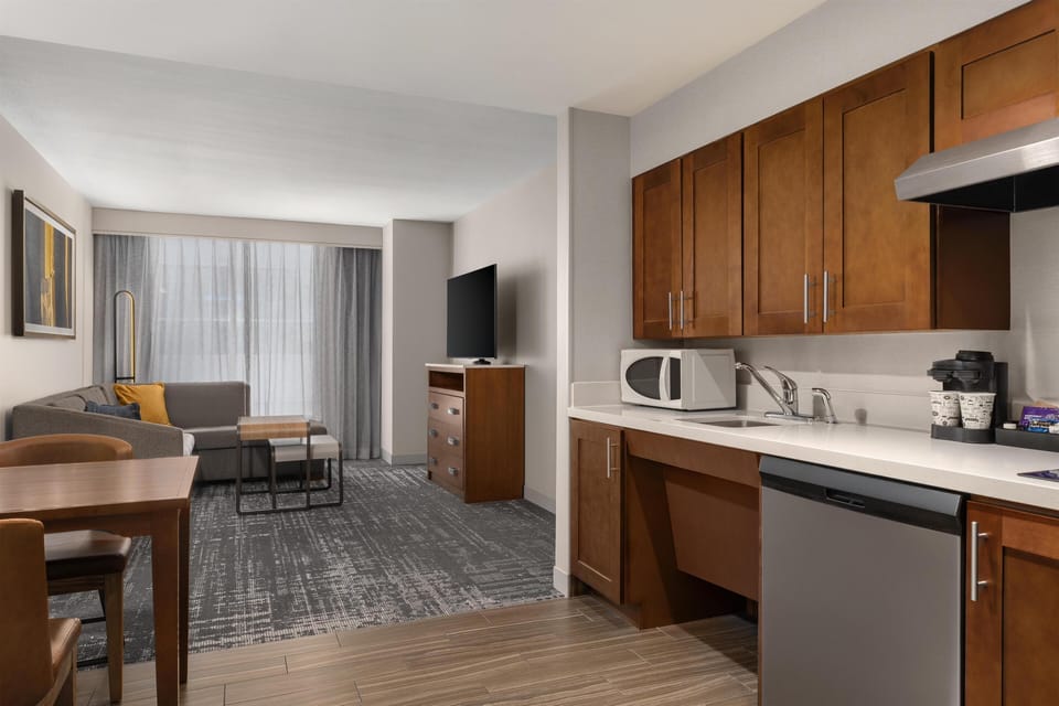 Full-size fridge, microwave, stovetop, dishwasher