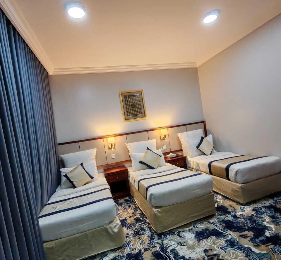 Triple Room | Minibar, WiFi (free), bed sheets