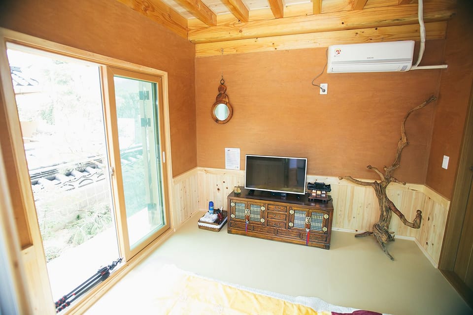 Traditional Room (Ondol) | Premium bedding, soundproofing, free WiFi