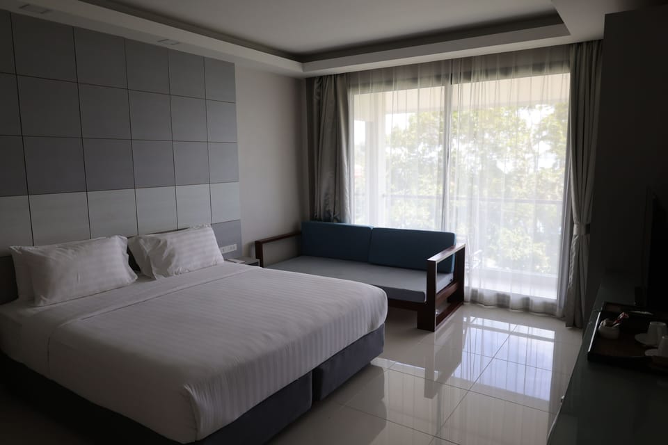 Grand Deluxe Sea View | Minibar, in-room safe, desk, blackout drapes