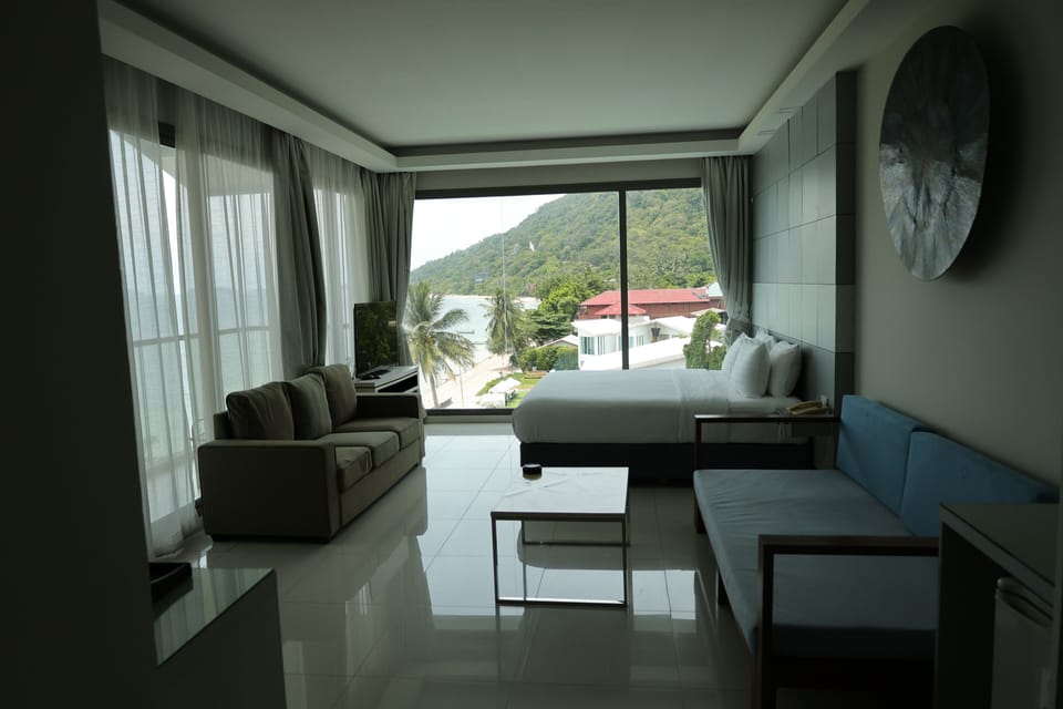 Junior Suite | Minibar, in-room safe, desk, blackout drapes