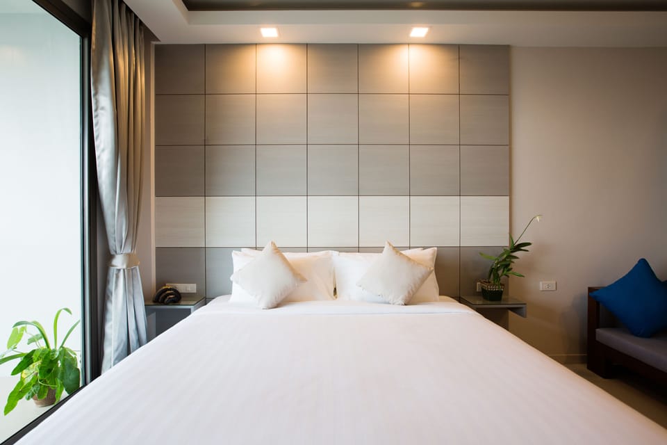 Grand Deluxe Sea View | Minibar, in-room safe, desk, blackout drapes