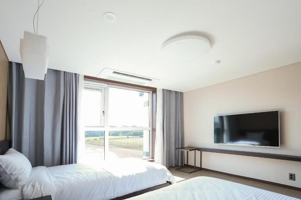 Minibar, blackout drapes, soundproofing, free WiFi