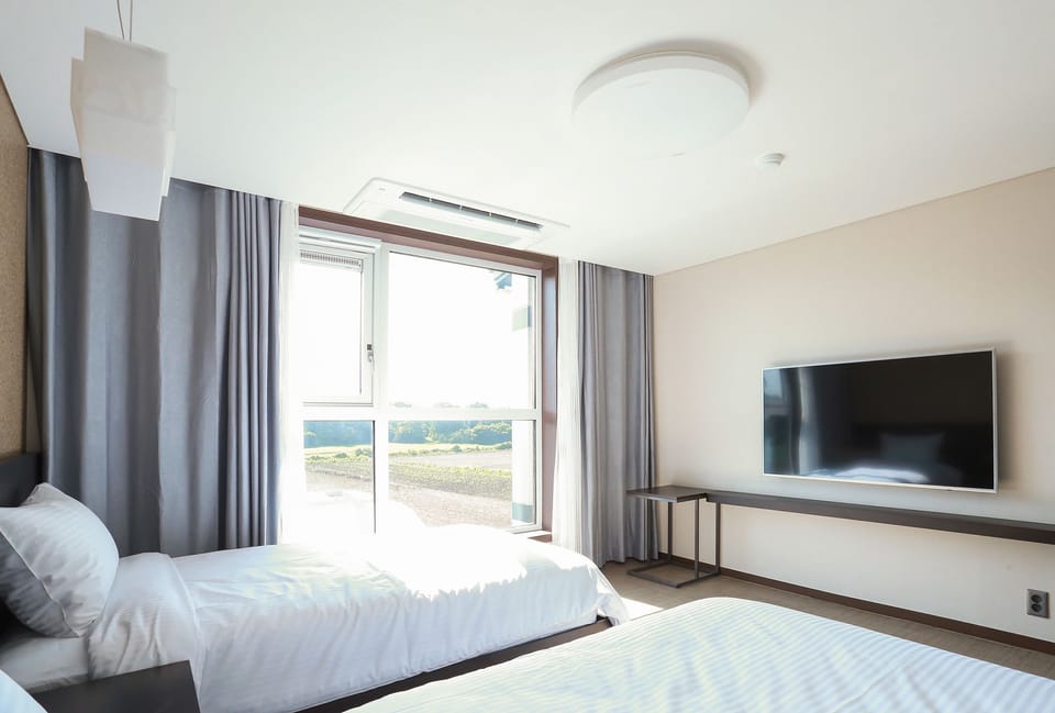 Premium Twin Room | Minibar, blackout drapes, soundproofing, free WiFi