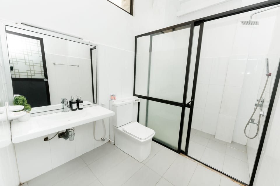 Shower, free toiletries, hair dryer, bidet