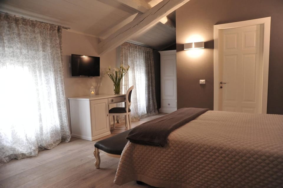 Suite, Jetted Tub | Minibar, individually decorated, individually furnished, desk