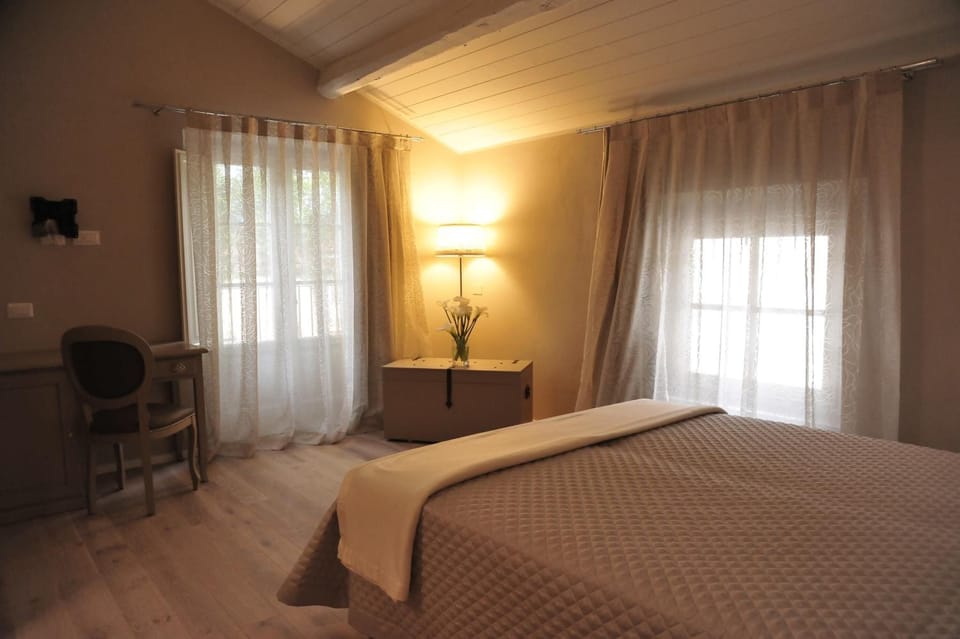 Deluxe Double Room | Minibar, individually decorated, individually furnished, desk