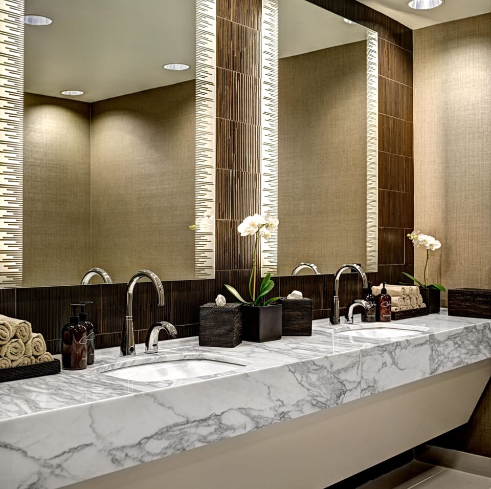 Couples treatment rooms, body treatments, hot stone massages
