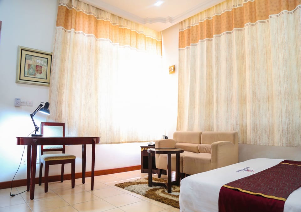 Executive Room | Minibar, in-room safe, individually decorated, desk