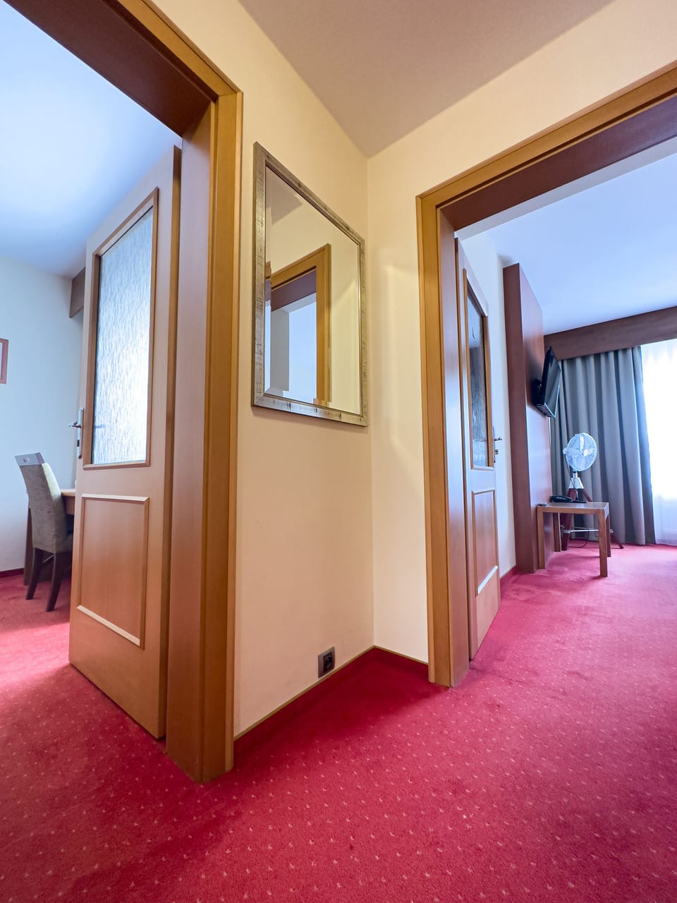 Standard Suite | Minibar, in-room safe, desk, laptop workspace