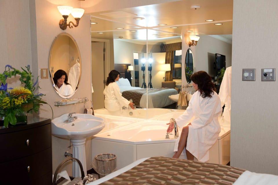 Suite, 1 King Bed with Sofa bed | Bathroom | Combined shower/tub, free toiletries, hair dryer, towels