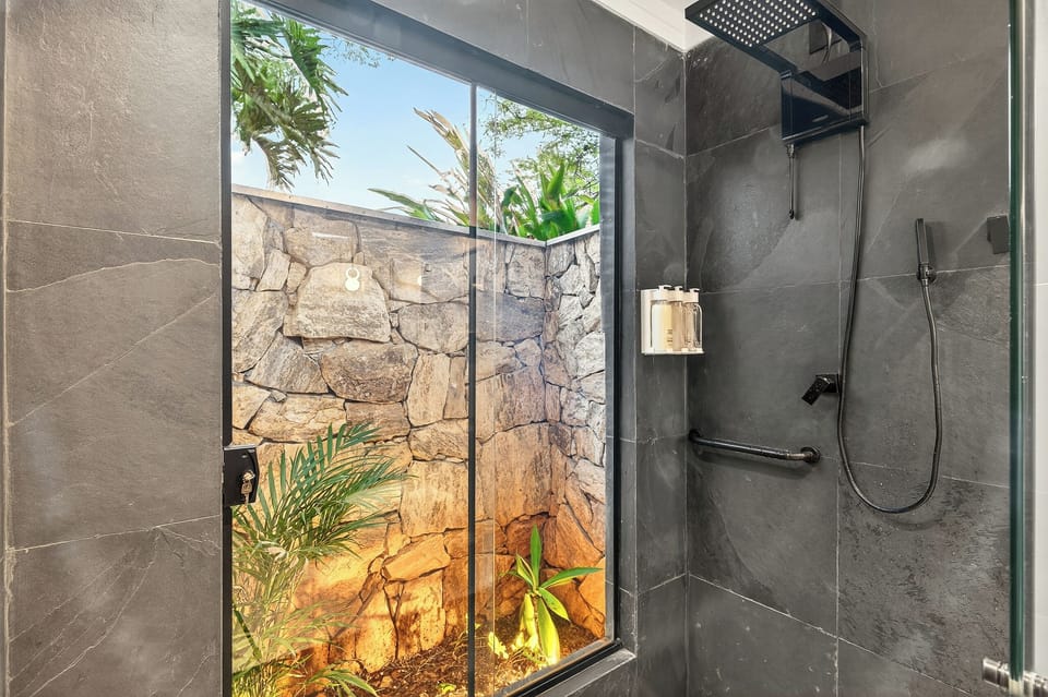 Chale Premium | Bathroom | Shower, free toiletries, hair dryer, towels