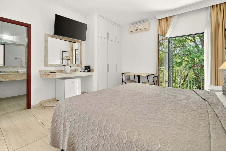 Luxury Room | In-room safe, blackout drapes, free WiFi, bed sheets
