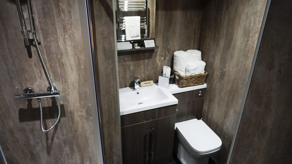 Classic Double or Twin Room | Bathroom | Shower, free toiletries, bathrobes, towels
