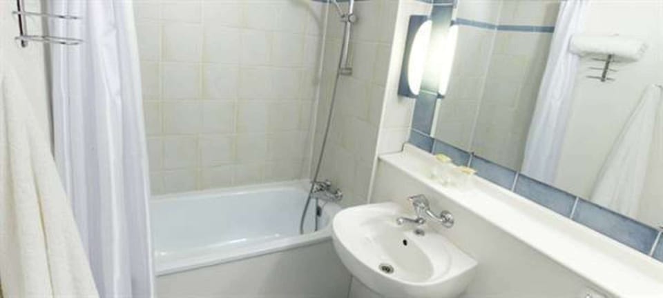 Combined shower/tub, rainfall showerhead, eco-friendly toiletries