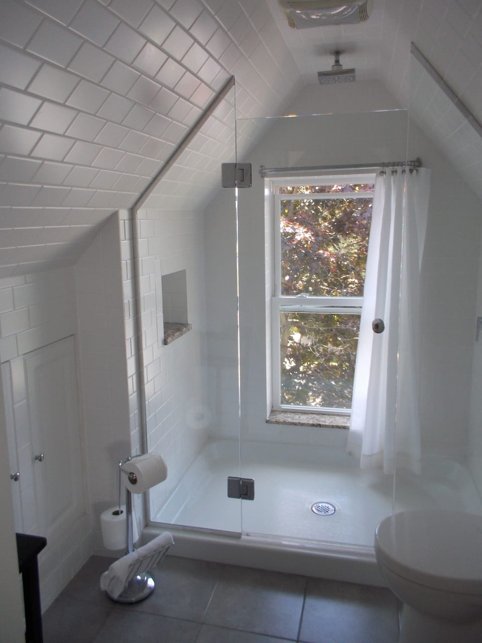 Suite, 2 Queen Beds, Ensuite (Loft) | Bathroom | Free toiletries, bathrobes, towels
