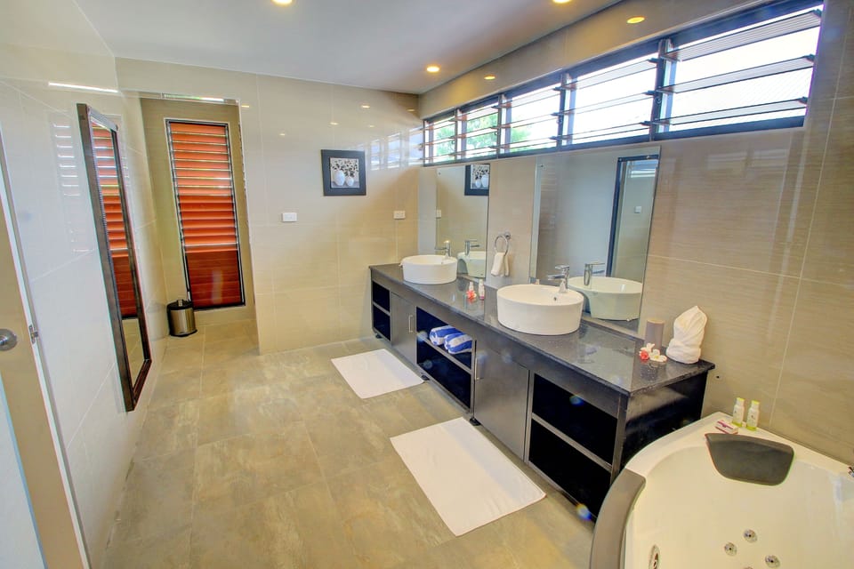 Separate tub and shower, jetted tub, free toiletries, towels