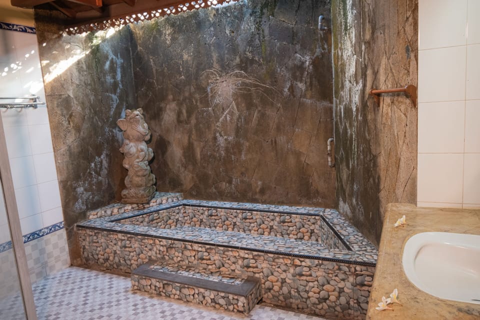 Garden View Bungalow | Bathroom | Shower, free toiletries, slippers, bidet