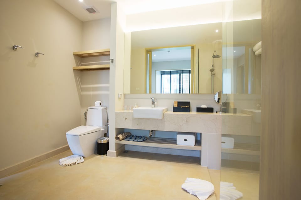 Deluxe Suite Pool Access/ Jacuzzi Room  | Bathroom | Separate tub and shower, rainfall showerhead, free toiletries