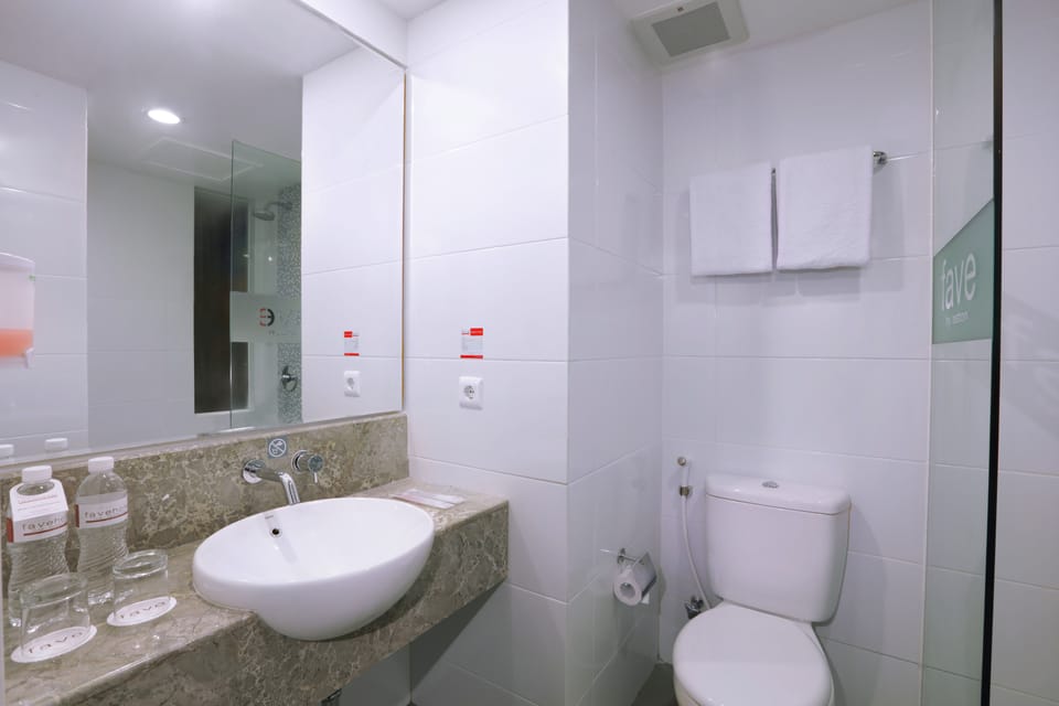 Shower, rainfall showerhead, free toiletries, slippers