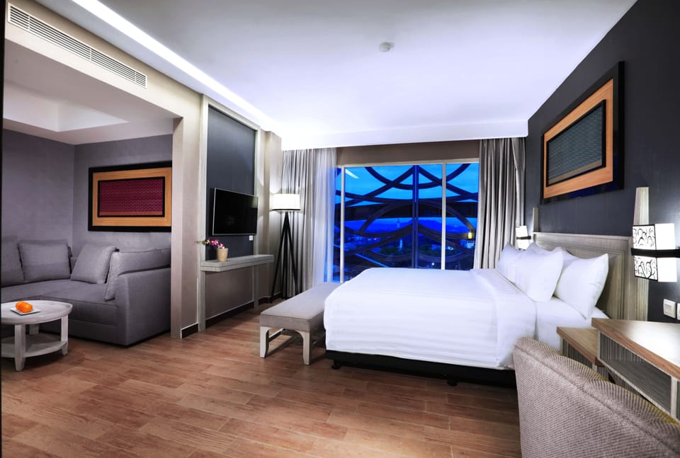 Executive Suite | Minibar, in-room safe, soundproofing, rollaway beds (surcharge)