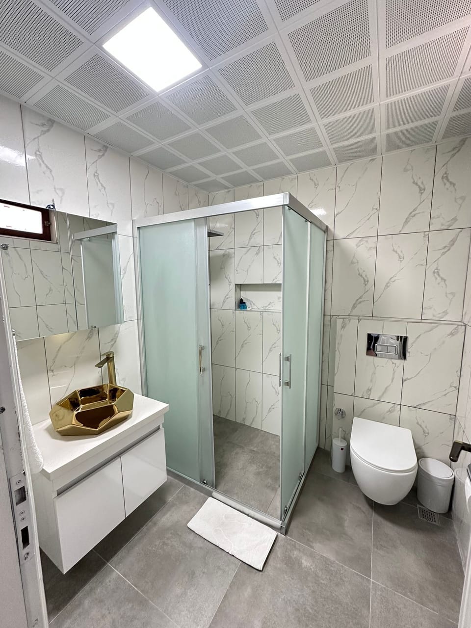 Superior Oda, Balkonlu | Bathroom | Hair dryer, slippers, towels, soap