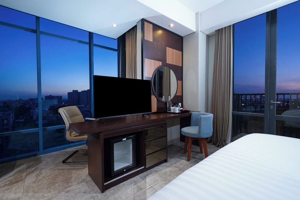Smart Deluxe Room | In-room safe, desk, WiFi (free), bed sheets