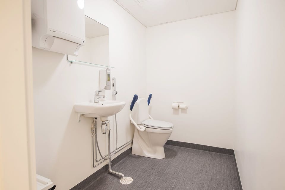Shower, free toiletries, towels