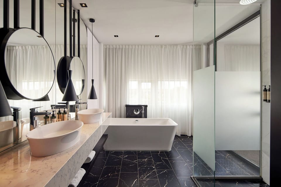 Junior Suite | Bathroom | Shower, rainfall showerhead, free toiletries, hair dryer