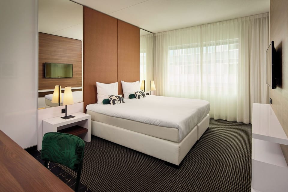 Economy Single Room | Minibar, in-room safe, desk, blackout drapes