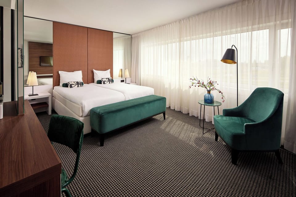 Comfort Room | Minibar, in-room safe, desk, blackout drapes