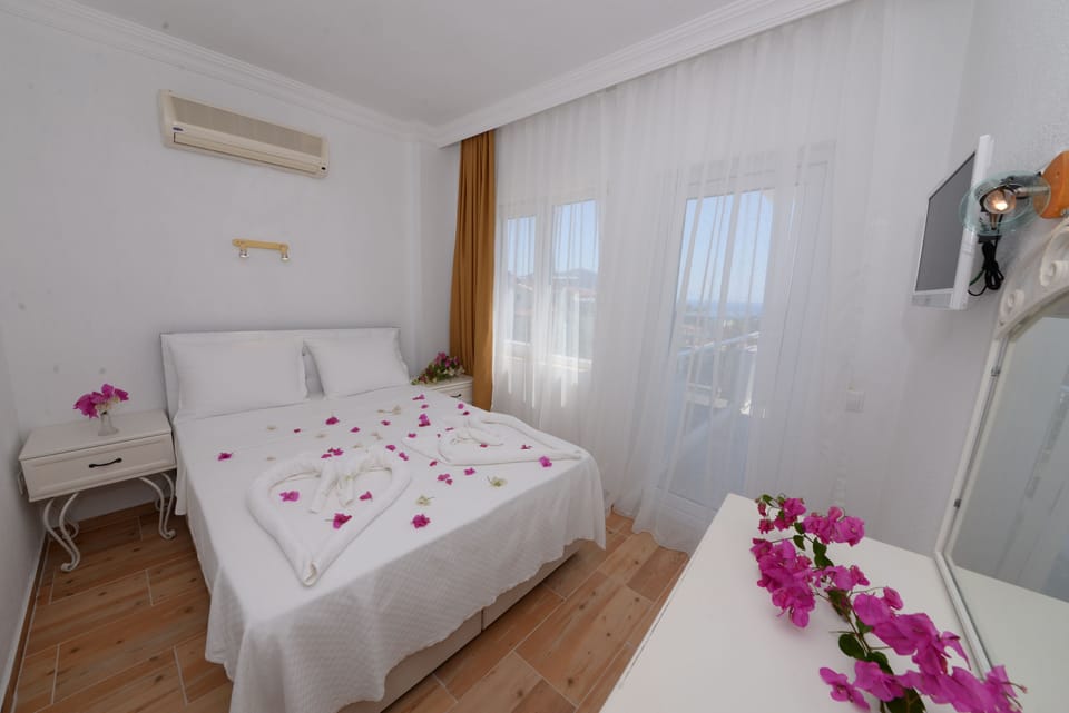 Standard Double Room, Sea View | Desk, WiFi (free), bed sheets