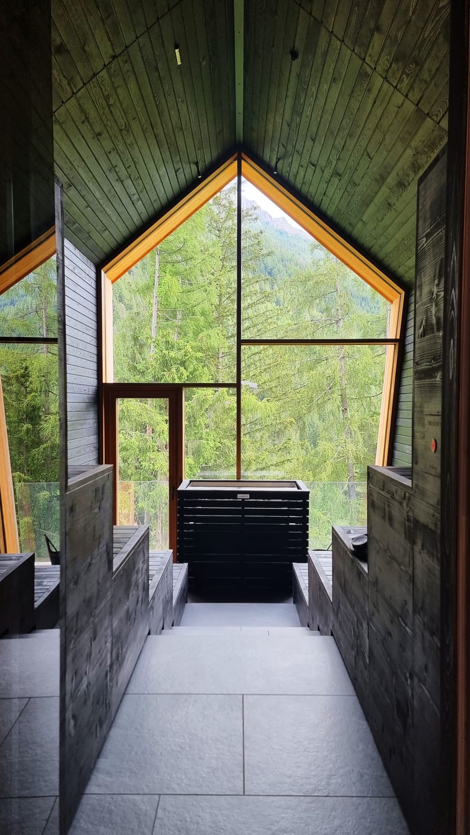 Couples treatment rooms, sauna, hot tub, steam room, hot springs
