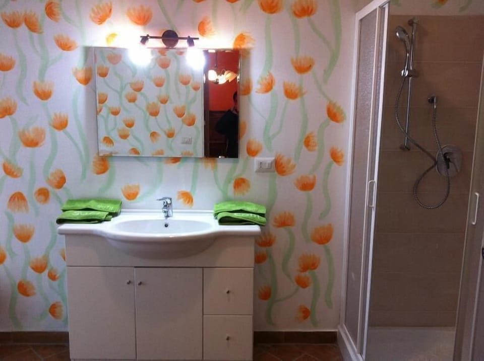 Superior Double Room, Balcony | Bathroom | Shower, free toiletries, hair dryer, bathrobes