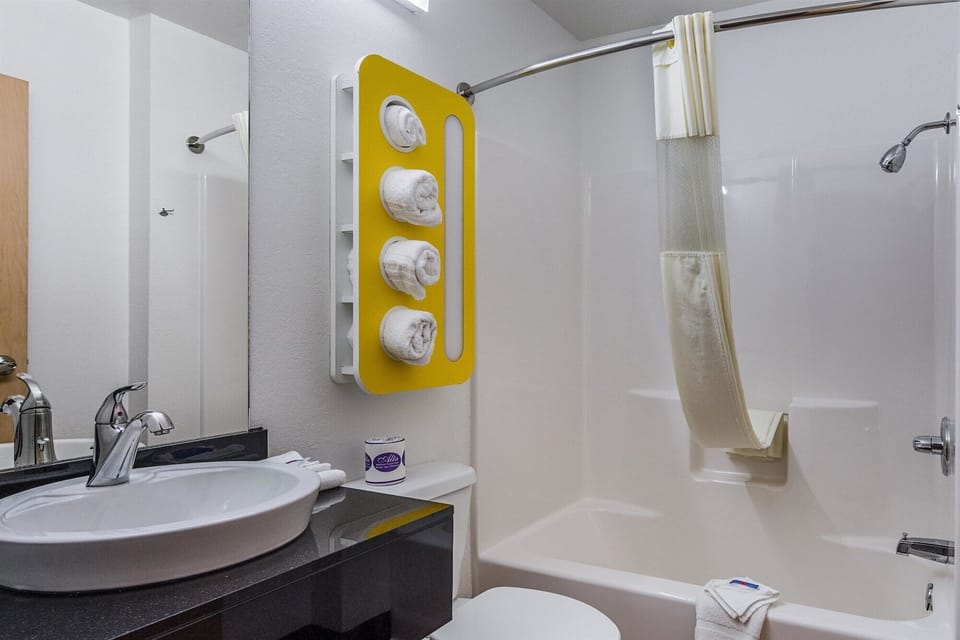 Shower, towels