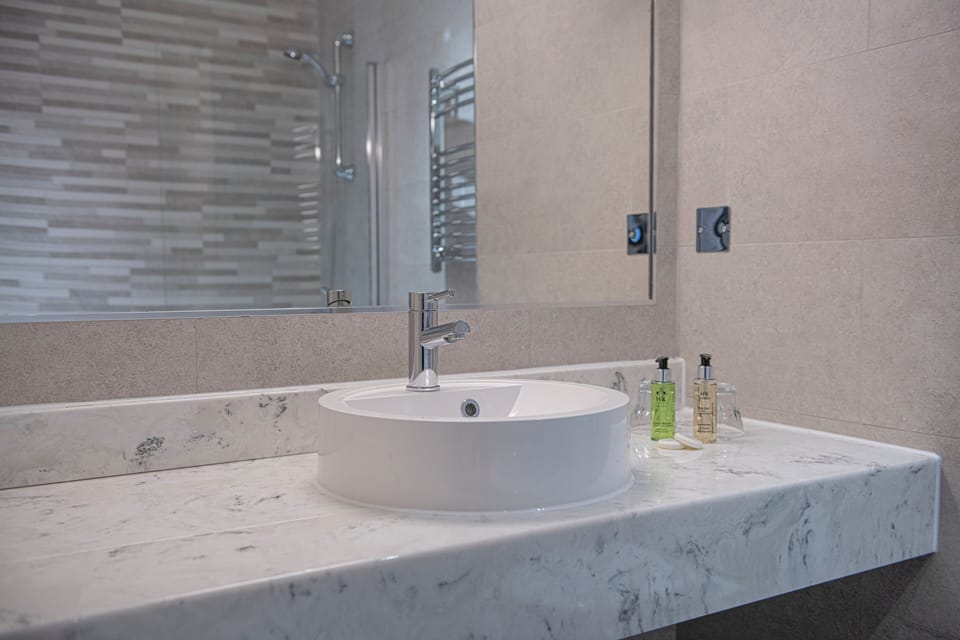 Superior Room (for 4) | Bathroom | Combined shower/tub, hair dryer, towels